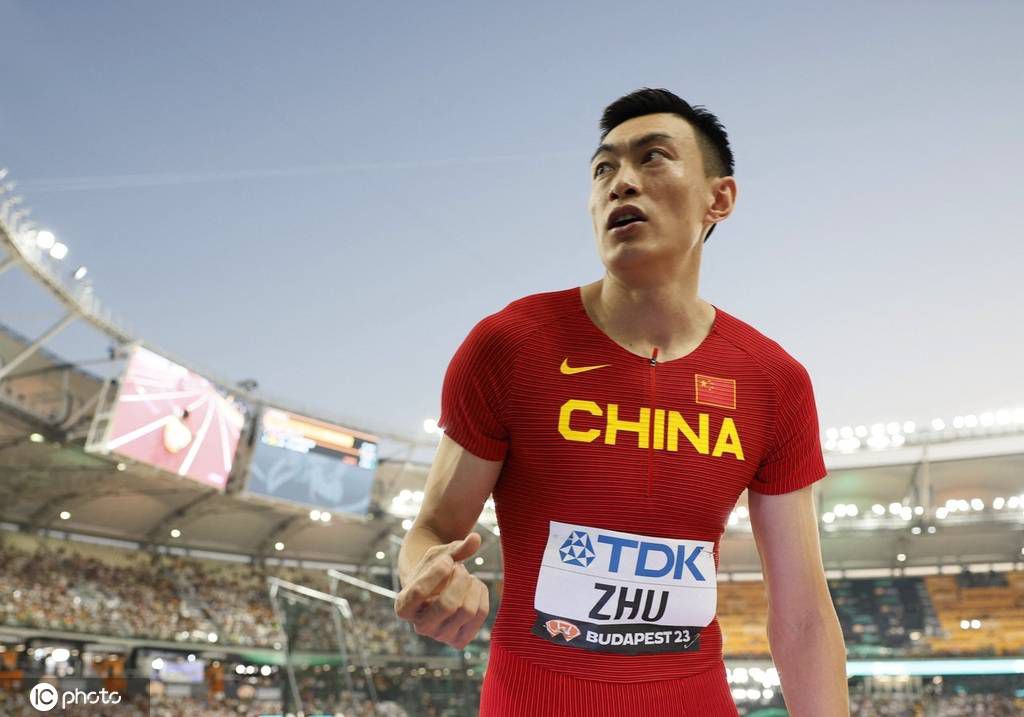 在这款极具中国风元素的海报中，以经典的敦煌飞天为原型，将凤凰女的角色形象与之完美融合，她身前的凤凰展翅飞翔、直上青云